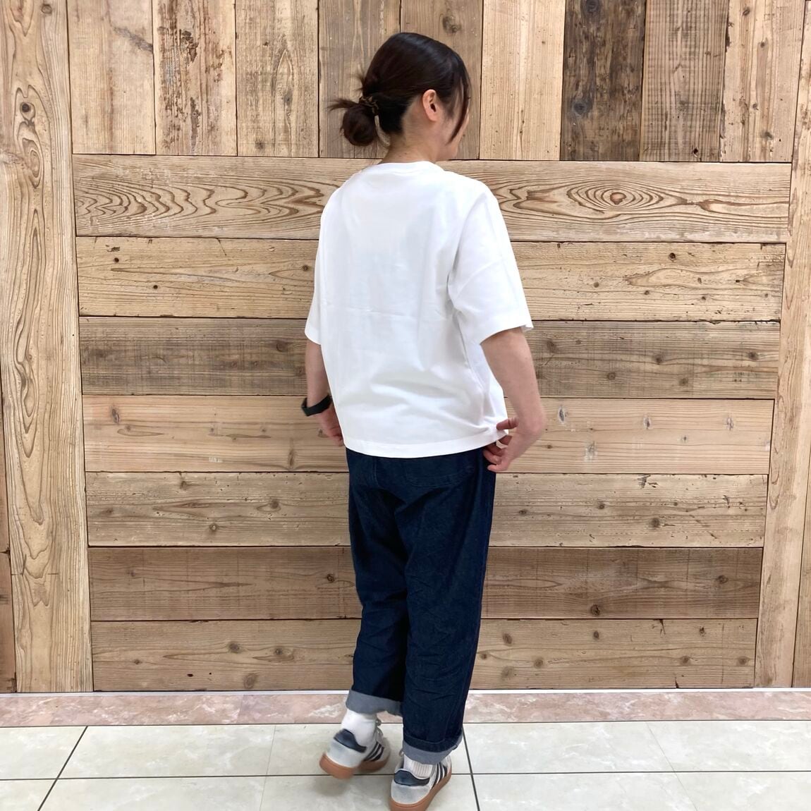 涼感UVカットクルーネックワイド半袖Tシャツを着たスタッフの写真です。