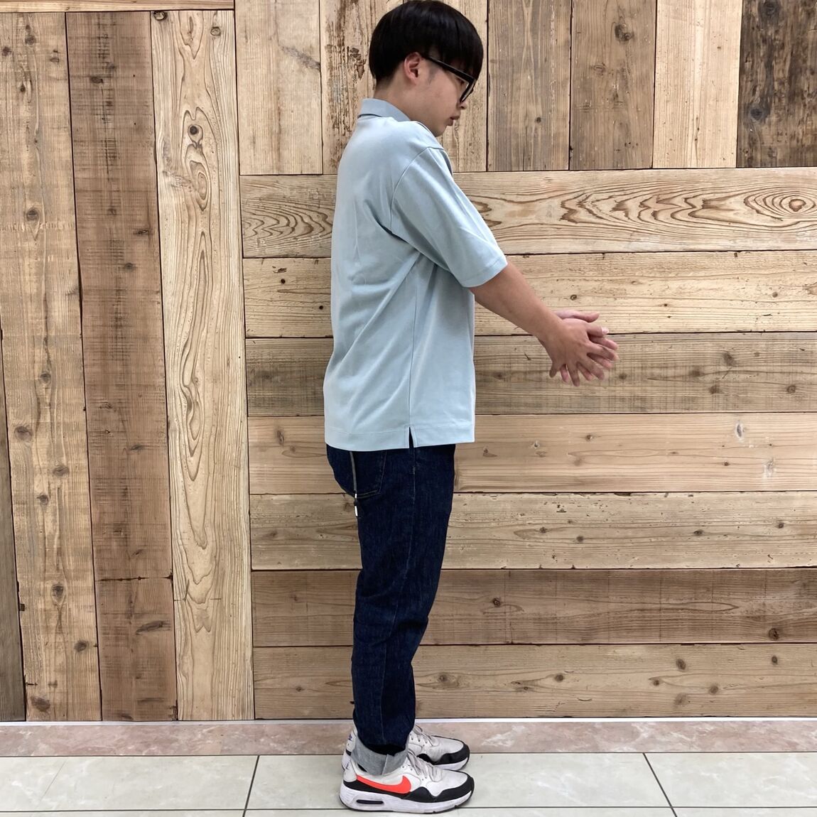 涼感UVカットワイド半袖Tシャツを着たスタッフの写真です。