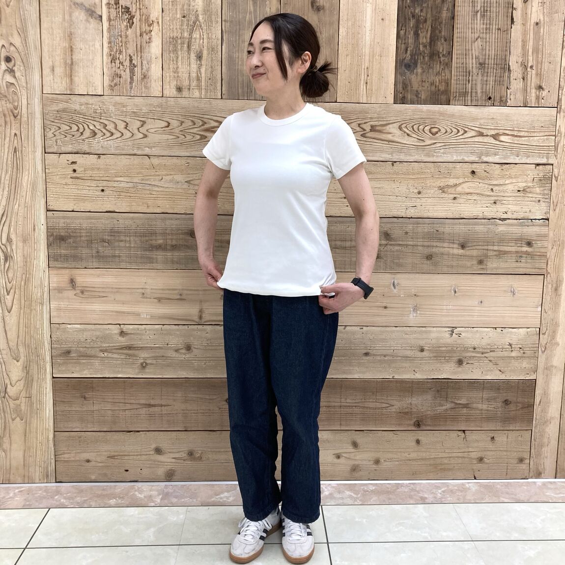 涼感汗じみしにくいクルーネック半袖Tシャツを着たスタッフの写真です。