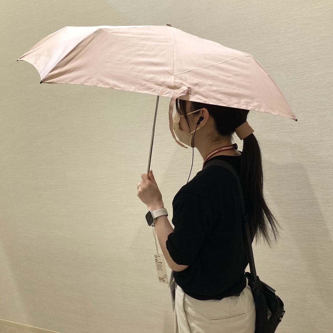 晴雨兼用 軽量 折りたたみ傘を差したスタッフの写真です。