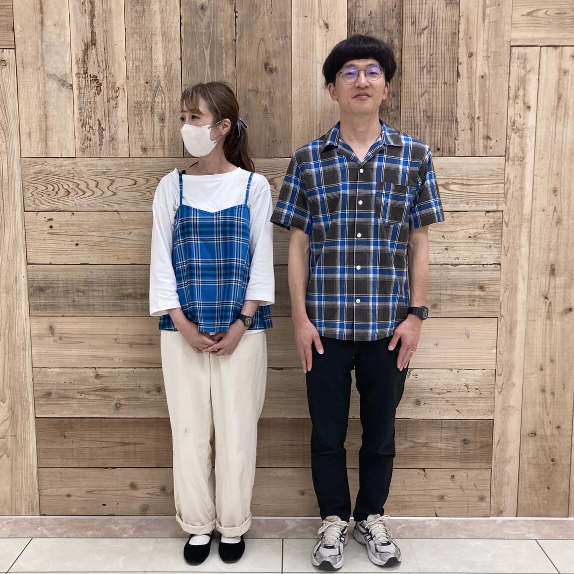 マドラスチェックの衣服を着たスタッフ二名の写真です。