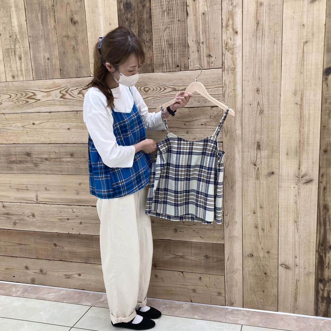 婦人のマドラスチェックキャミソールブラウスの写真です。