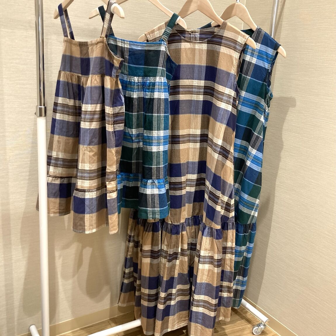 キッズマドラスチェックキャミソールワンピースと婦人マドラスチェックスリーブレスワンピースの写真です。