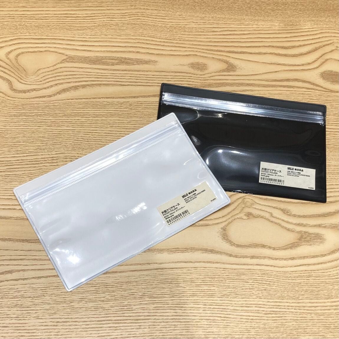 片面クリアケースの写真です。ホワイトグレーとダークグレーの二色です。