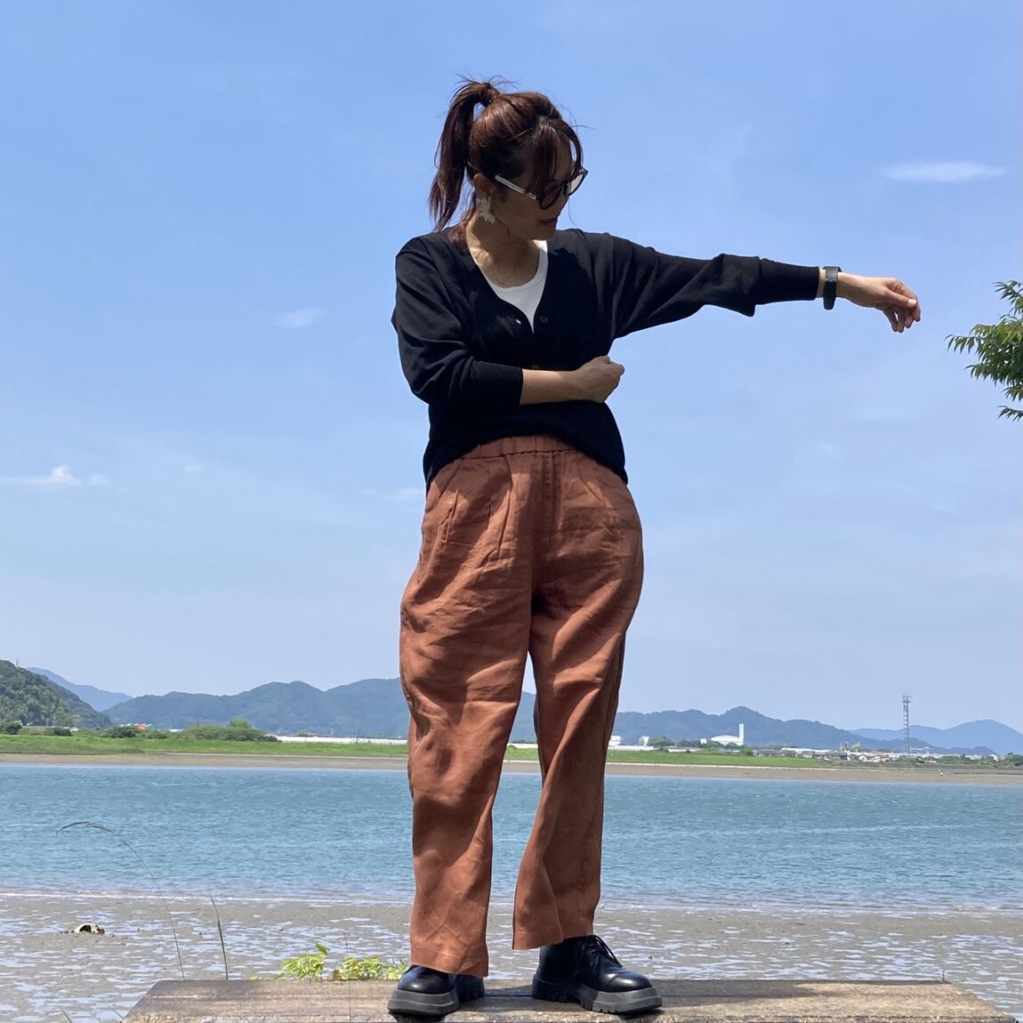 リネン洗いざらしイージーワイドパンツなどでコーディネートしたスタッフの写真です。