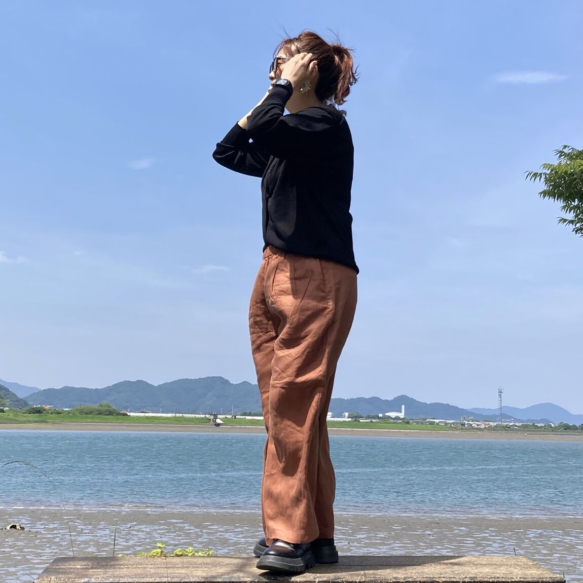 リネン洗いざらしイージーワイドパンツなどでコーディネートしたスタッフの写真です。