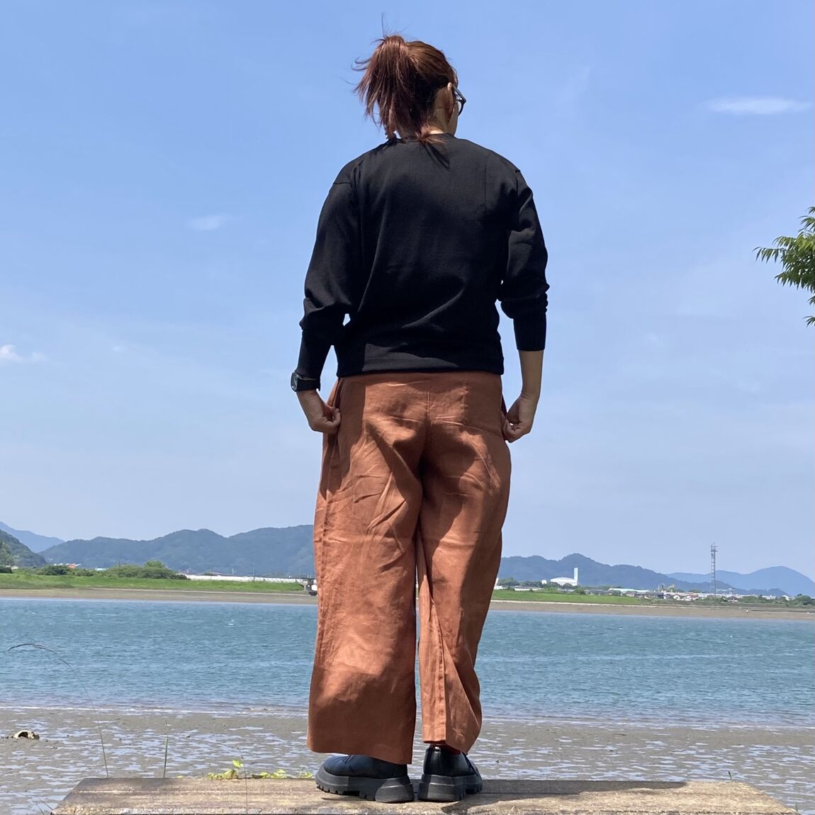 リネン洗いざらしイージーワイドパンツなどでコーディネートしたスタッフの写真です。
