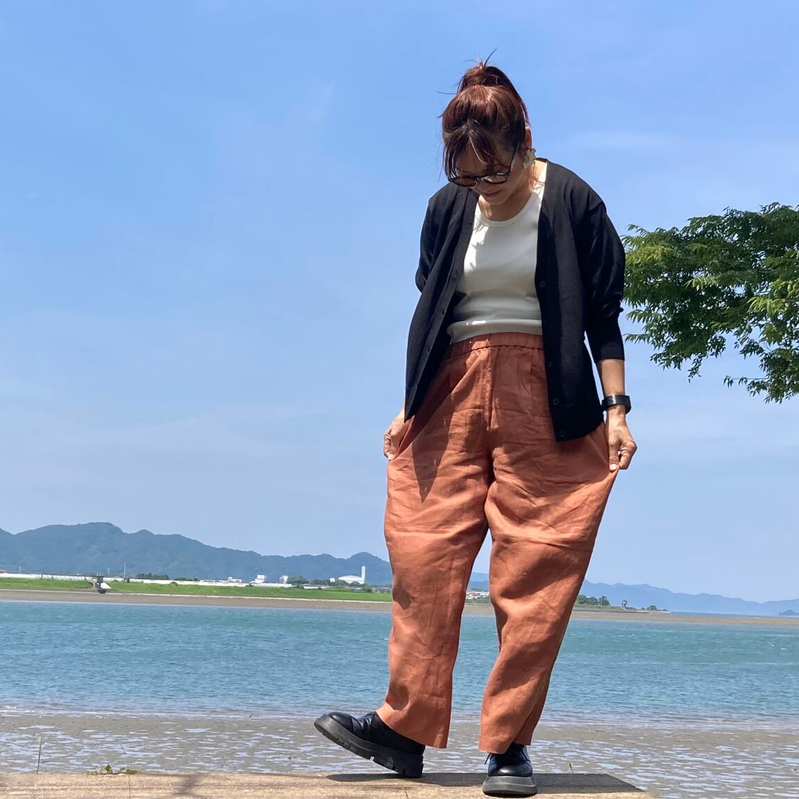 リネン洗いざらしイージーワイドパンツなどでコーディネートしたスタッフの写真です。