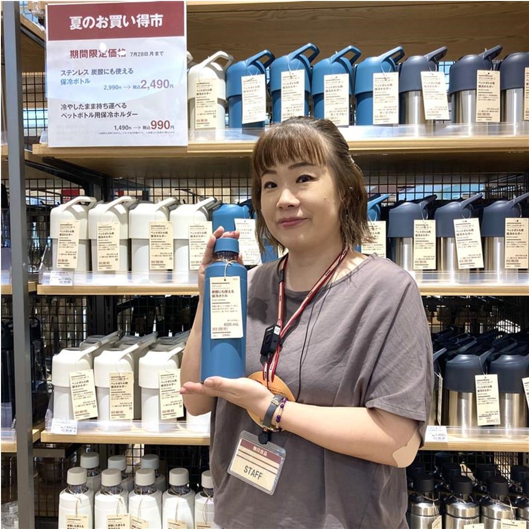 ステンレス　炭酸にも使える保冷ボトルを持つスタッフの写真です。