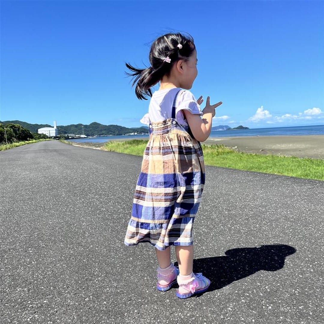 マドラスチェックキャミソールワンピースのコーディネートをした子供の写真です。