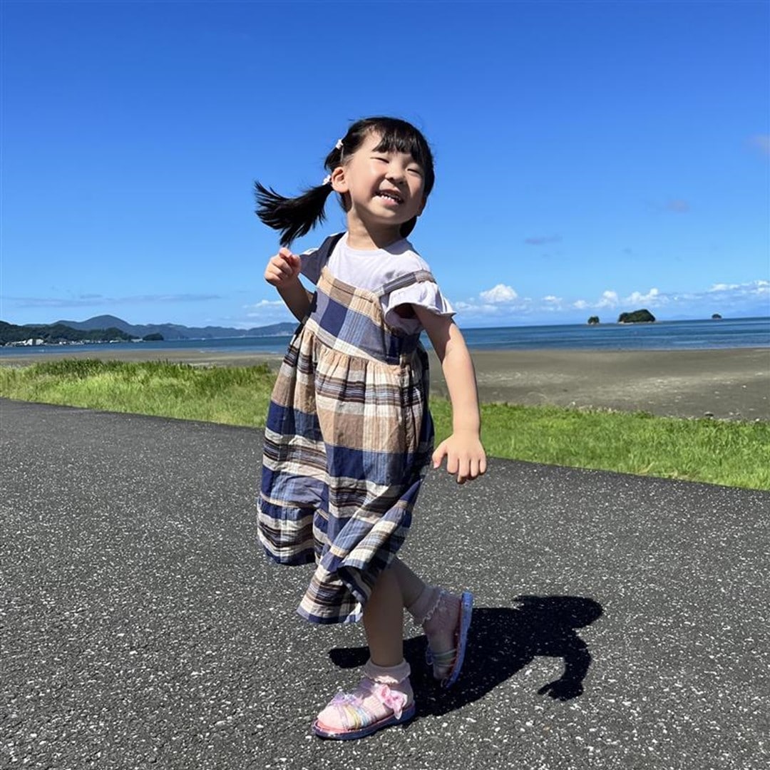 マドラスチェックキャミソールワンピースのコーディネートをした子供の写真です。