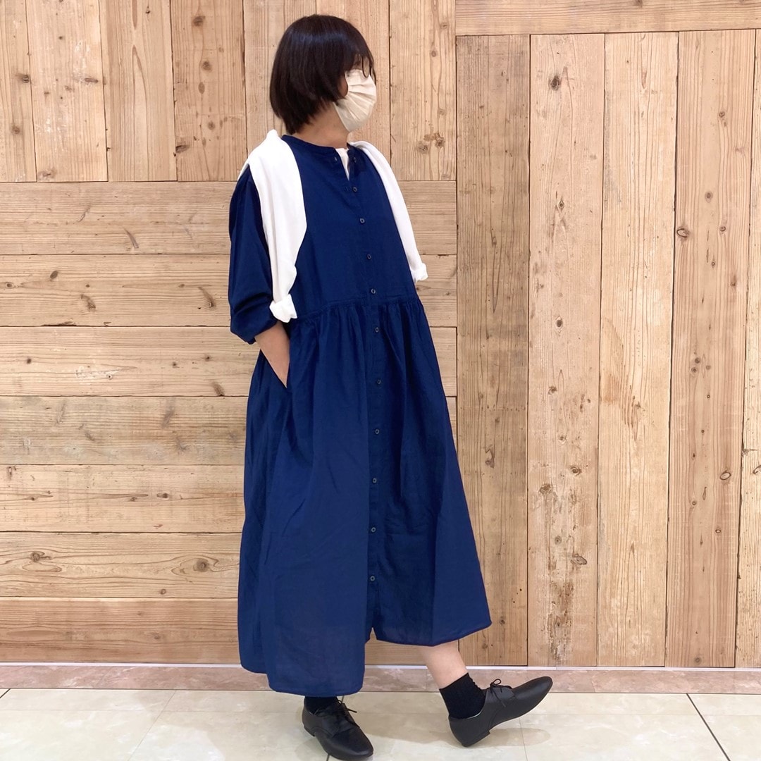 綿ボイル長袖ワンピースを着たスタッフの写真です。