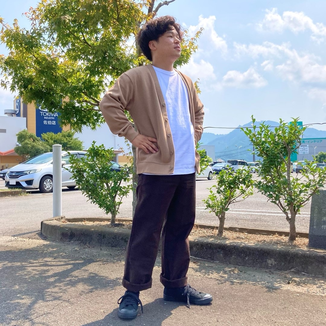 Vネックカーディガンとモールスキンワークパンツでコーディネートしたスタッフの写真です。