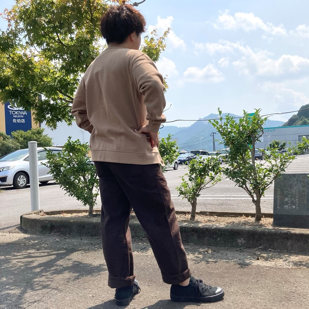 Vネックカーディガンとモールスキンワークパンツでコーディネートしたスタッフの写真です。