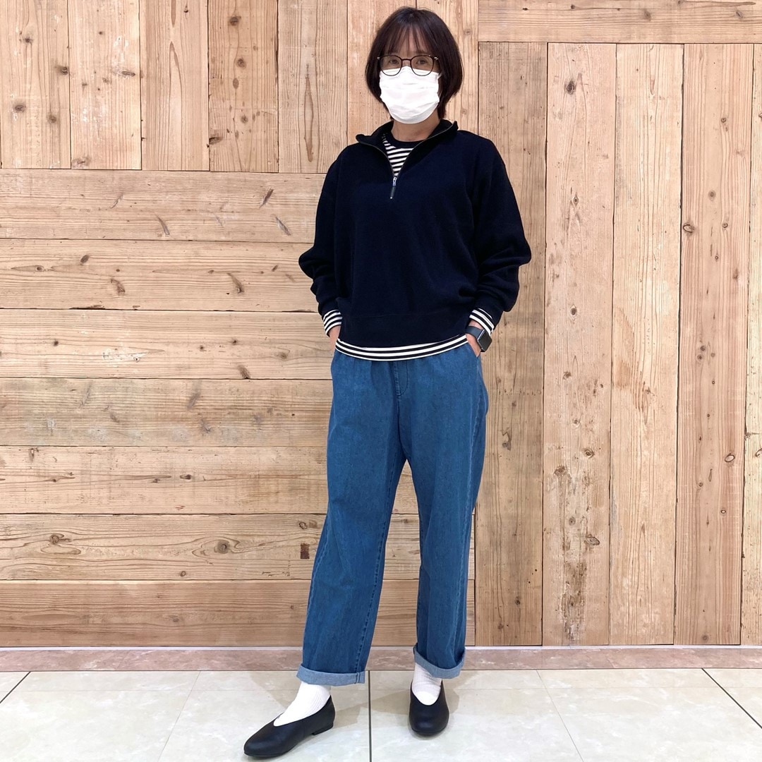 ハーフジッププルオーバーと天竺編みの長袖Tシャツで重ね着コーディネートしたスタッフの写真です。