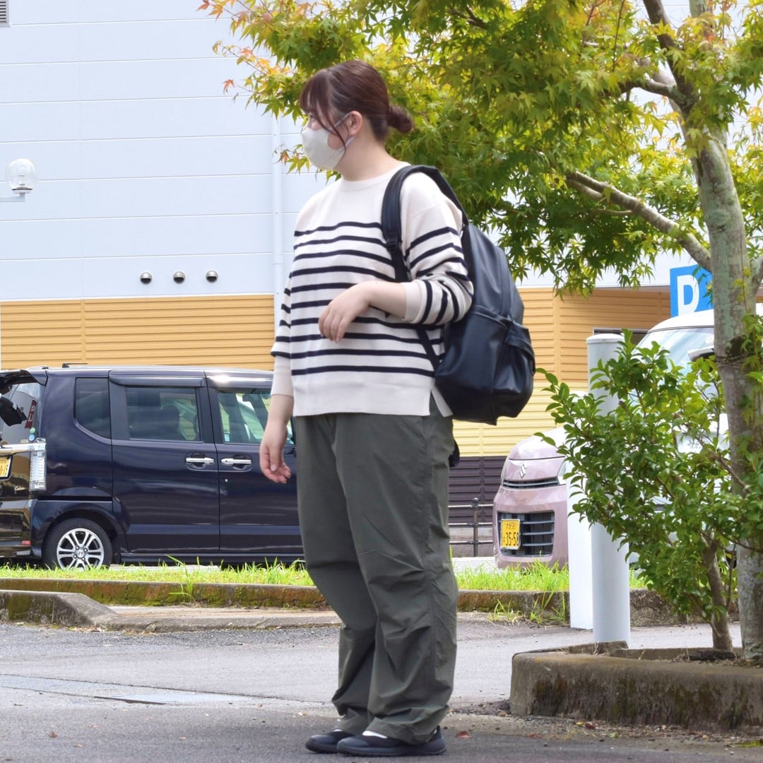 ミラノリブ編みクルーネックセーターを着用したスタッフの写真です。
