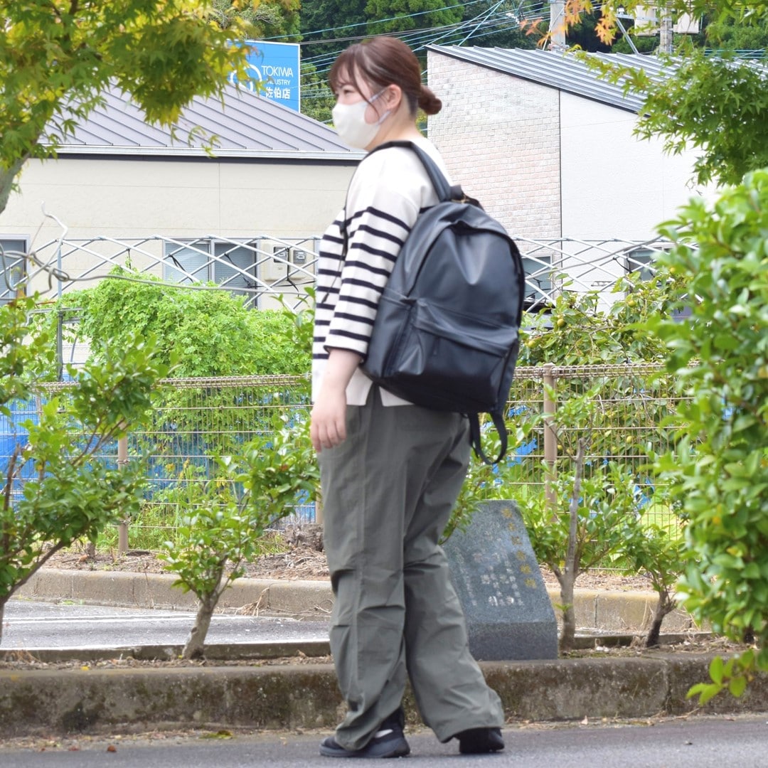 ミラノリブ編みクルーネックセーターを着用したスタッフの写真です。