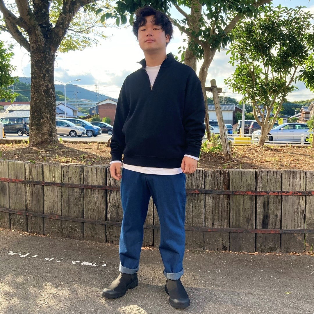 二重編みハーフジッププルオーバーを着用したスタッフの写真です。