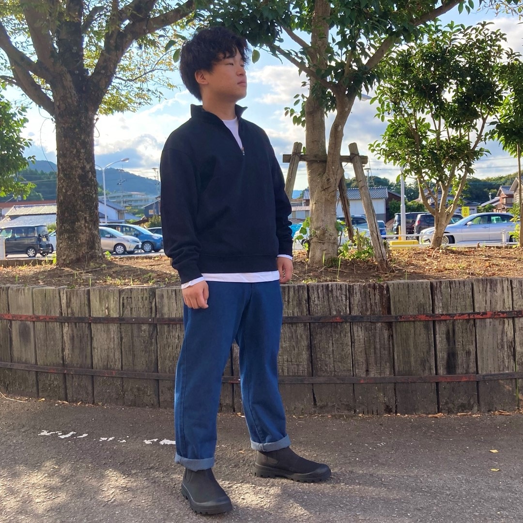 二重編みハーフジッププルオーバーを着用したスタッフの写真です。