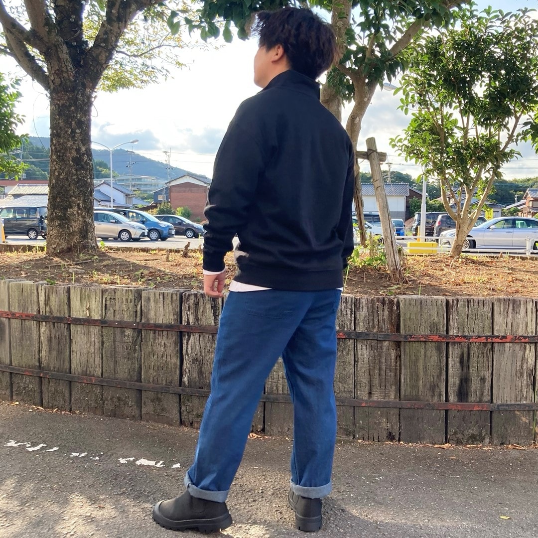 二重編みハーフジッププルオーバーを着用したスタッフの写真です。