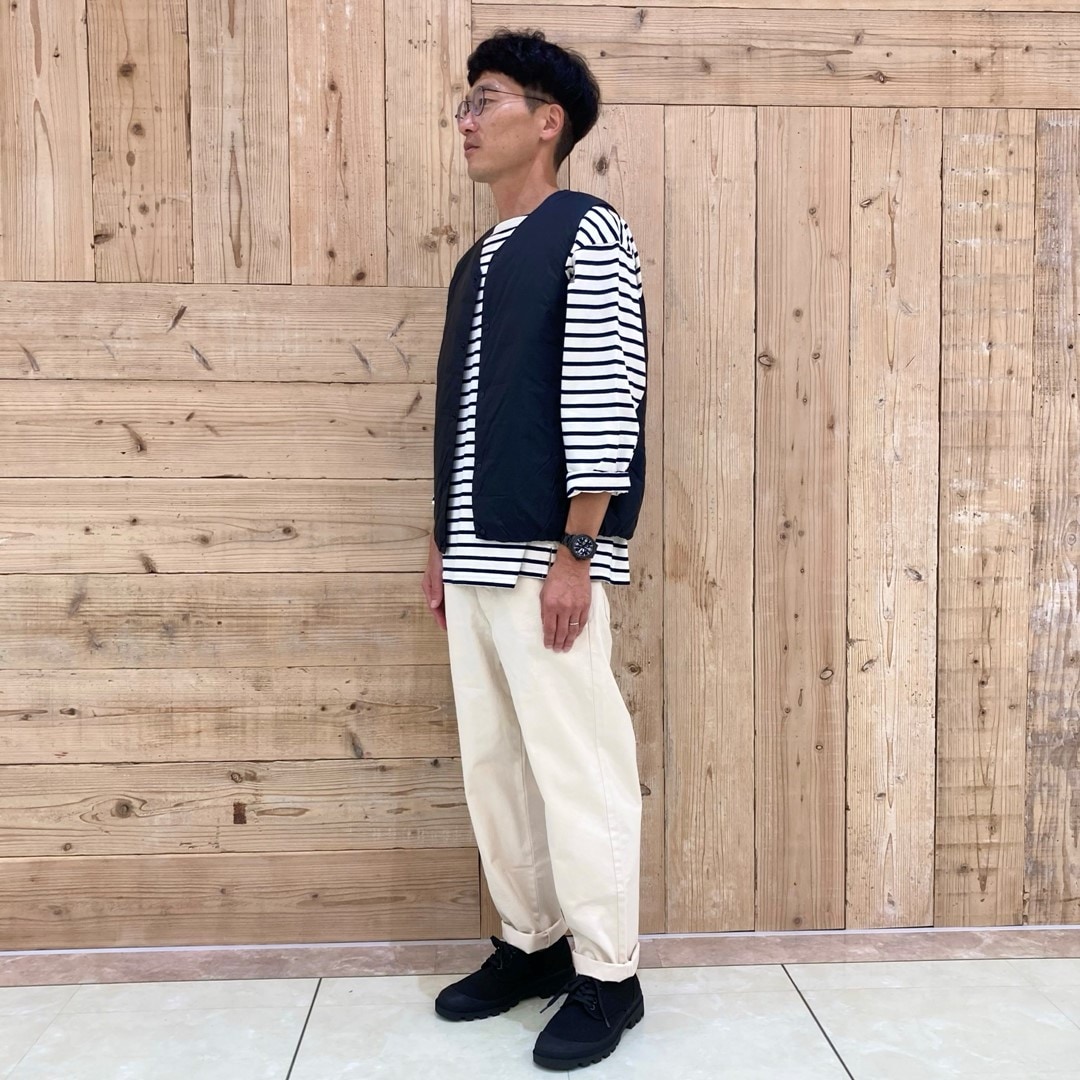 ノ―カラーベストとボートネック九分袖Tシャツでコーディネートしたスタッフの写真です。
