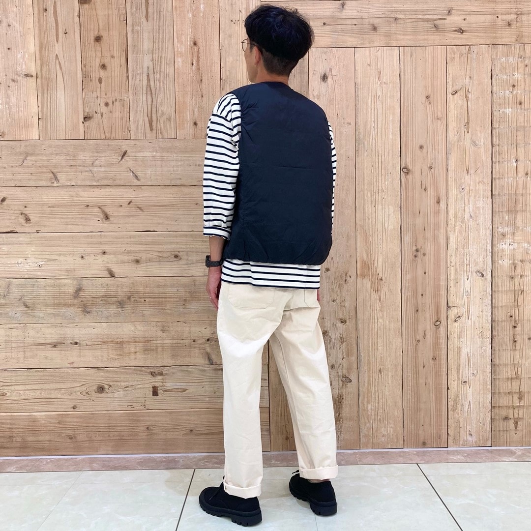 ノ―カラーベストとボートネック九分袖Tシャツでコーディネートしたスタッフの写真です。