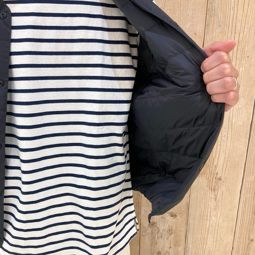 ノ―カラーベストとボートネック九分袖Tシャツでコーディネートしたスタッフの写真です。