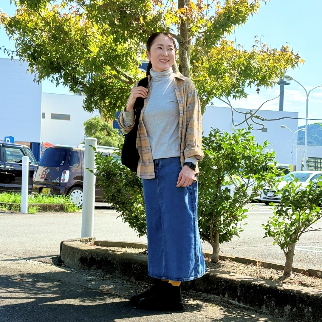 両面起毛フランネル　レギュラーカラー長袖シャツを着用したスタッフの写真です。