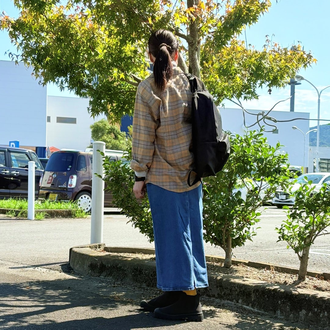 両面起毛フランネル　レギュラーカラー長袖シャツを着用したスタッフの写真です。