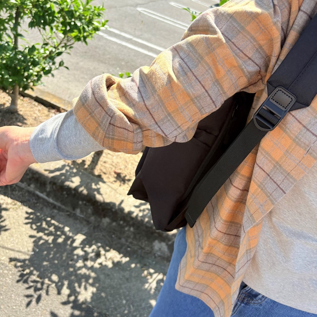 両面起毛フランネル　レギュラーカラー長袖シャツを着用したスタッフの写真です。