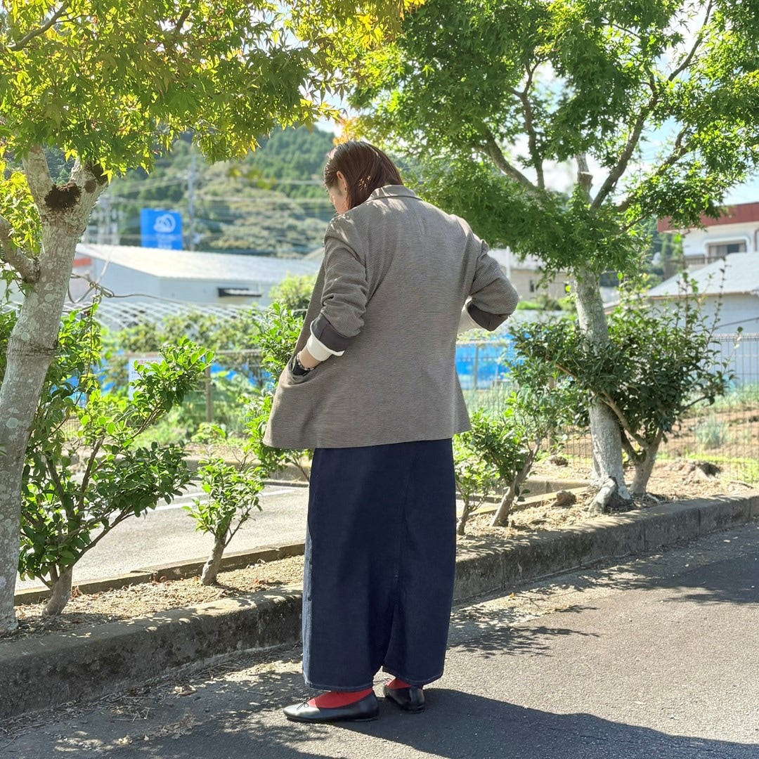 起毛テーラードジャケットを着用したスタッフの写真です。