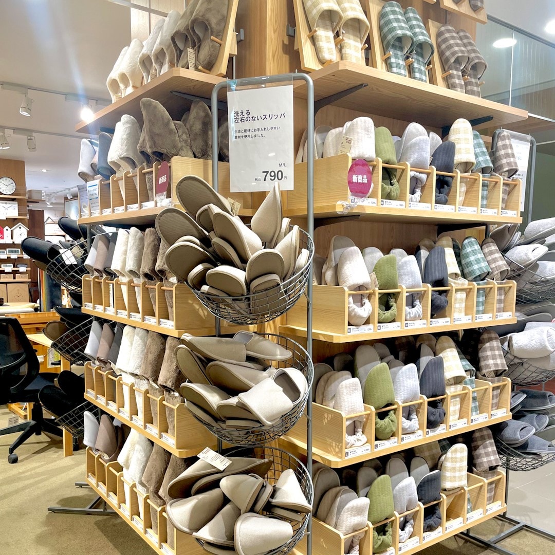 秋から冬にかけて欠かせないあったか素材のスリッパも豊富に揃えています
