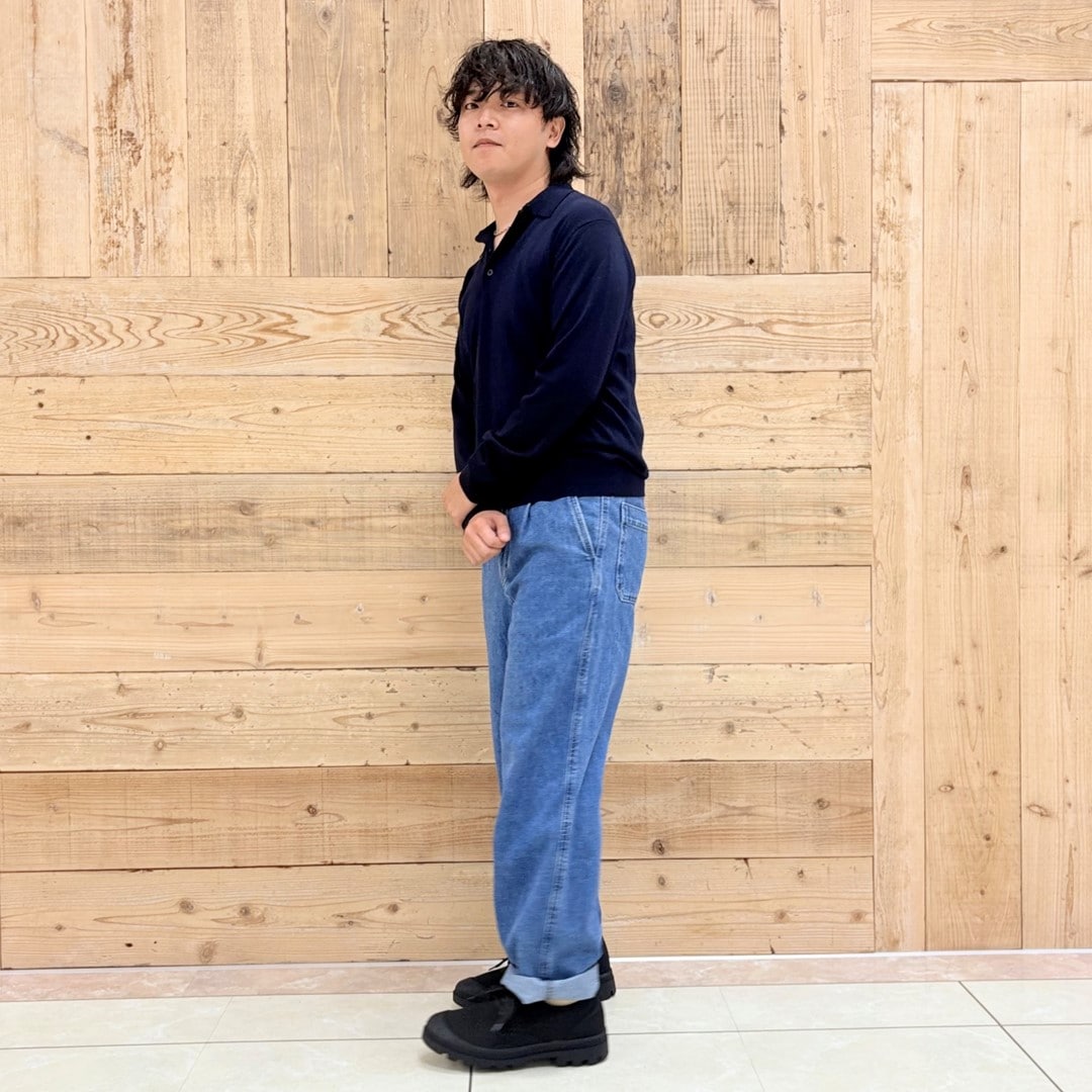 洗えるウールハイゲージ　ポロを着たスタッフの写真です。