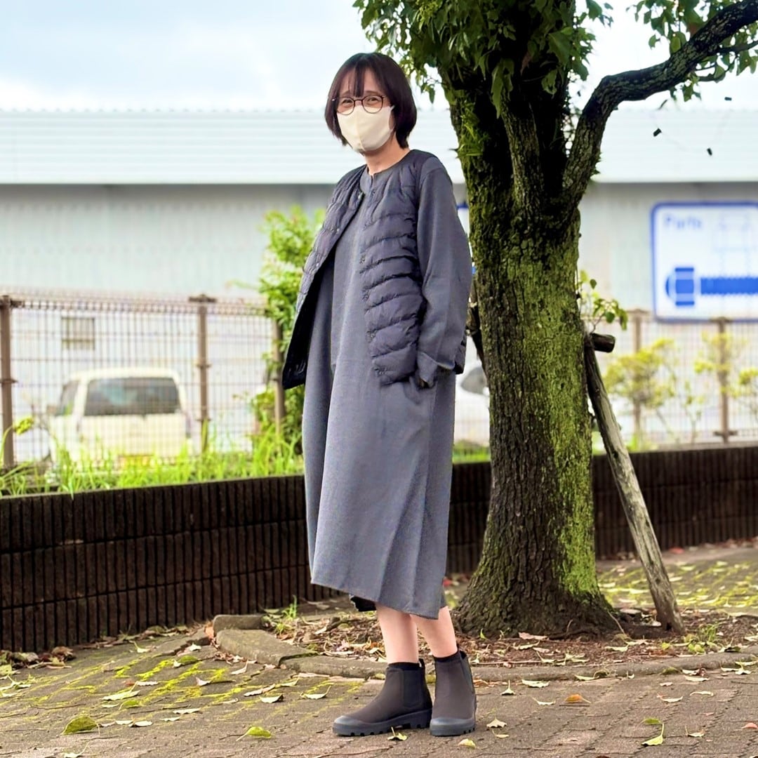 起毛長袖ワンピースを着たスタッフの写真です。