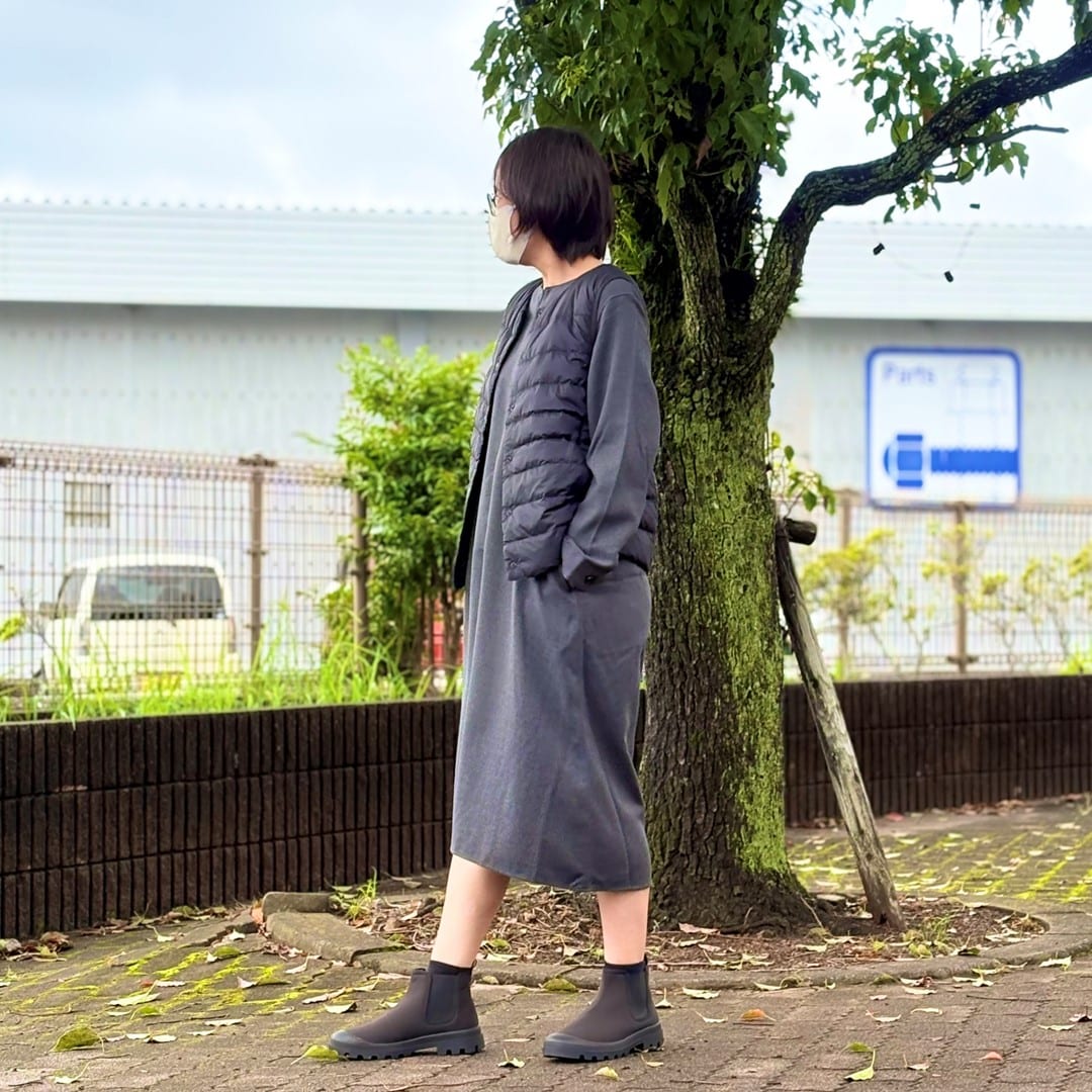 起毛長袖ワンピースを着たスタッフの写真です。