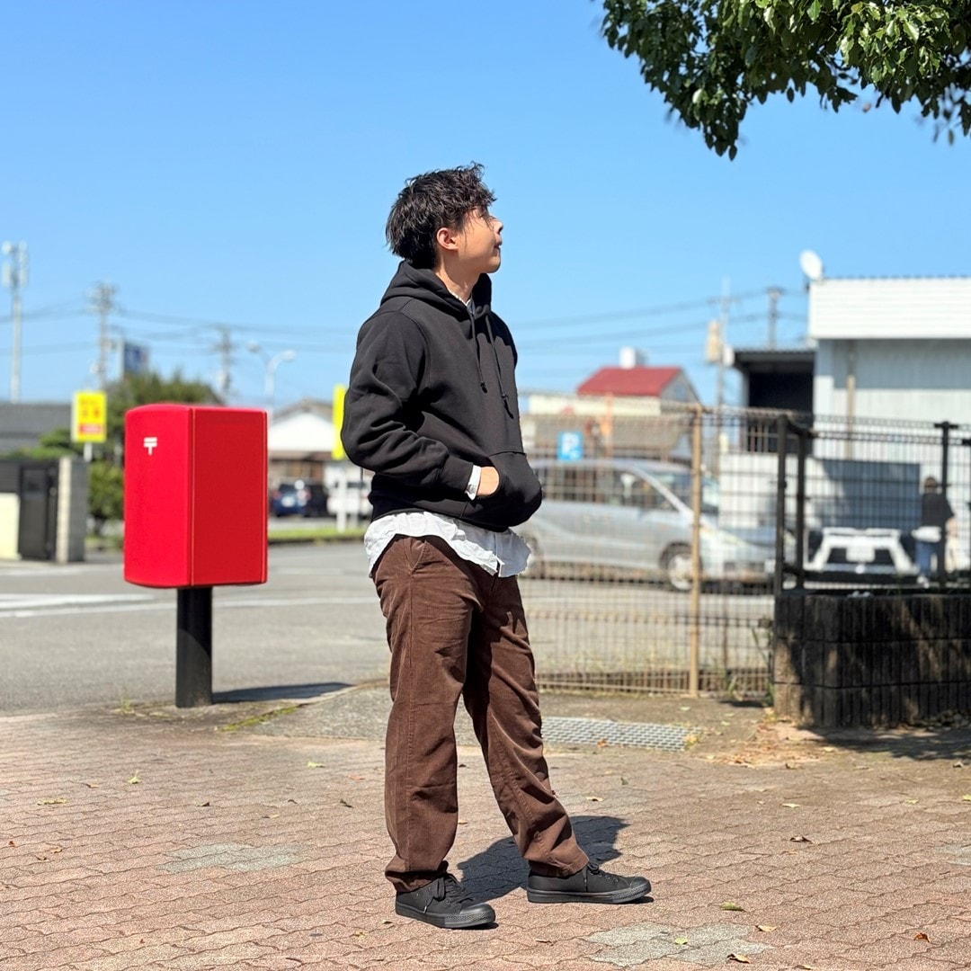 コーデュロイイージーパンツを着用したスタッフの写真です。