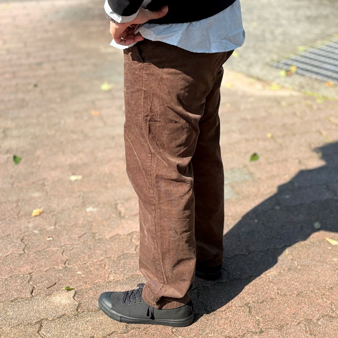 コーデュロイイージーパンツを着用したスタッフの写真です。