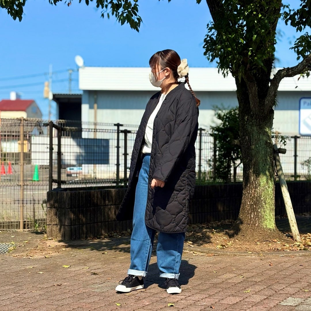 ふんわり中わたキルティングコートを着用したスタッフの写真です。