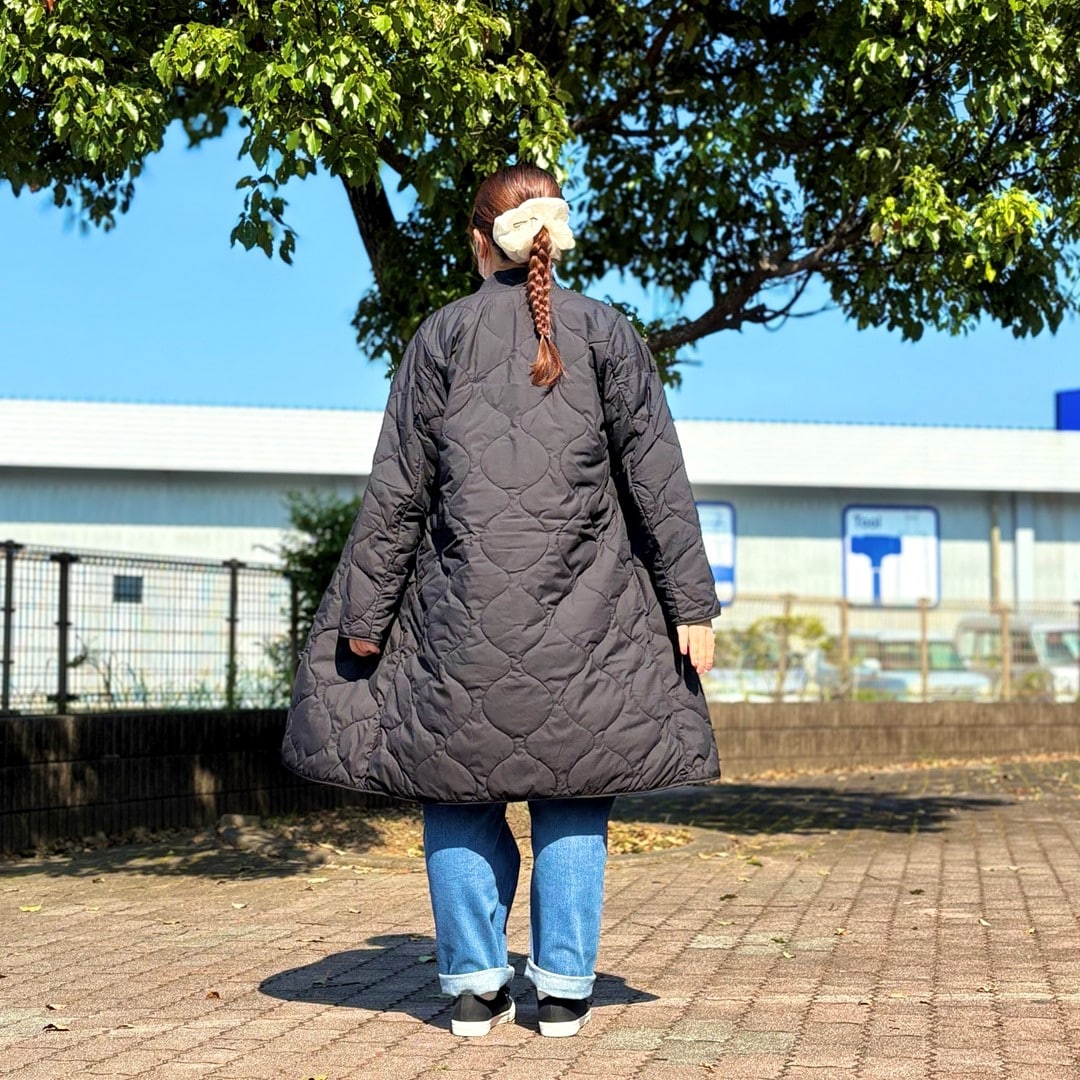 ふんわり中わたキルティングコートを着用したスタッフの写真です。