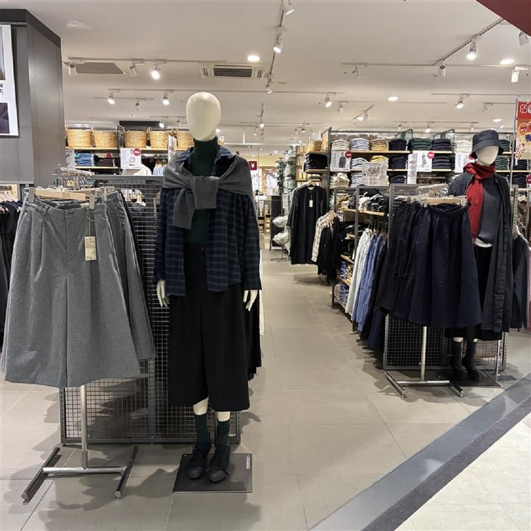 入口店頭の婦人スタイリング写真