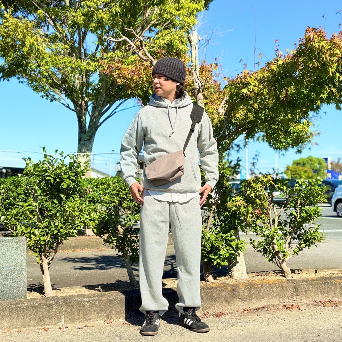 スウェットをセットアップで着用したスタッフの写真です。