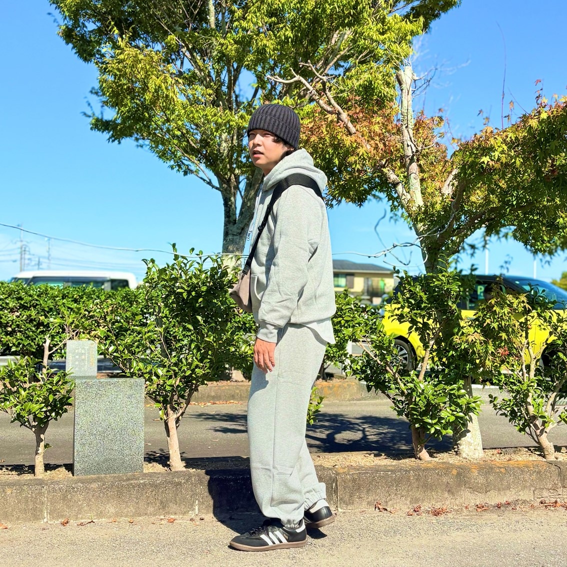 スウェットをセットアップで着用したスタッフの写真です。