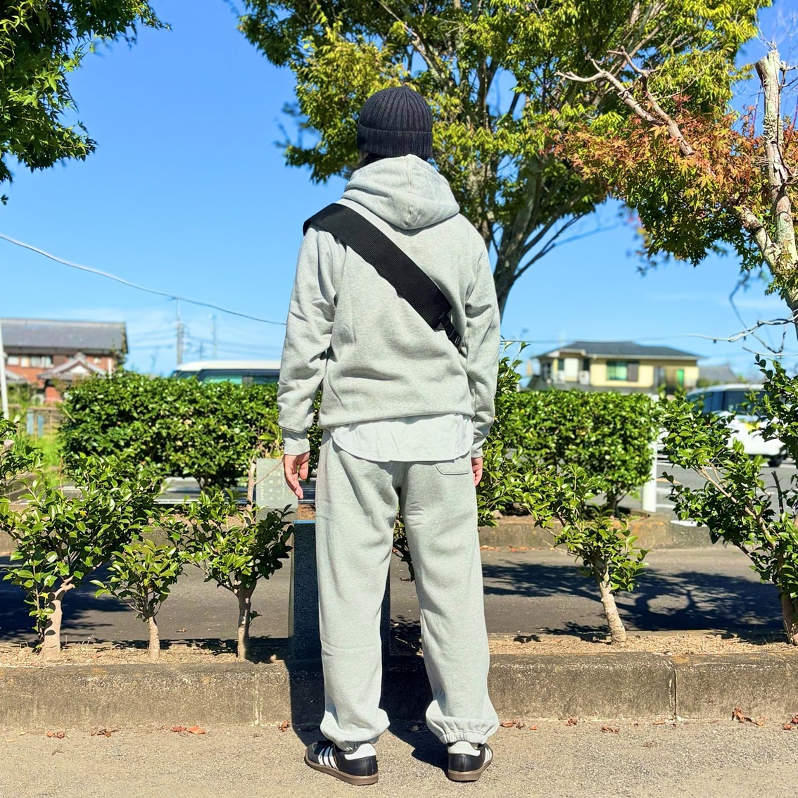 スウェットをセットアップで着用したスタッフの写真です。