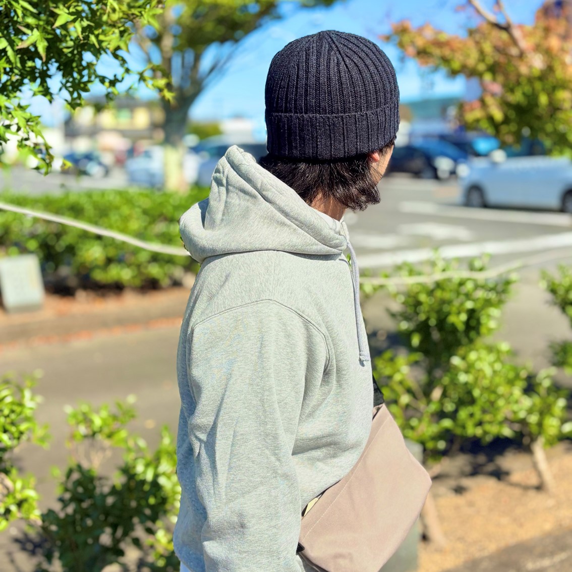 スウェットをセットアップで着用したスタッフの写真です。