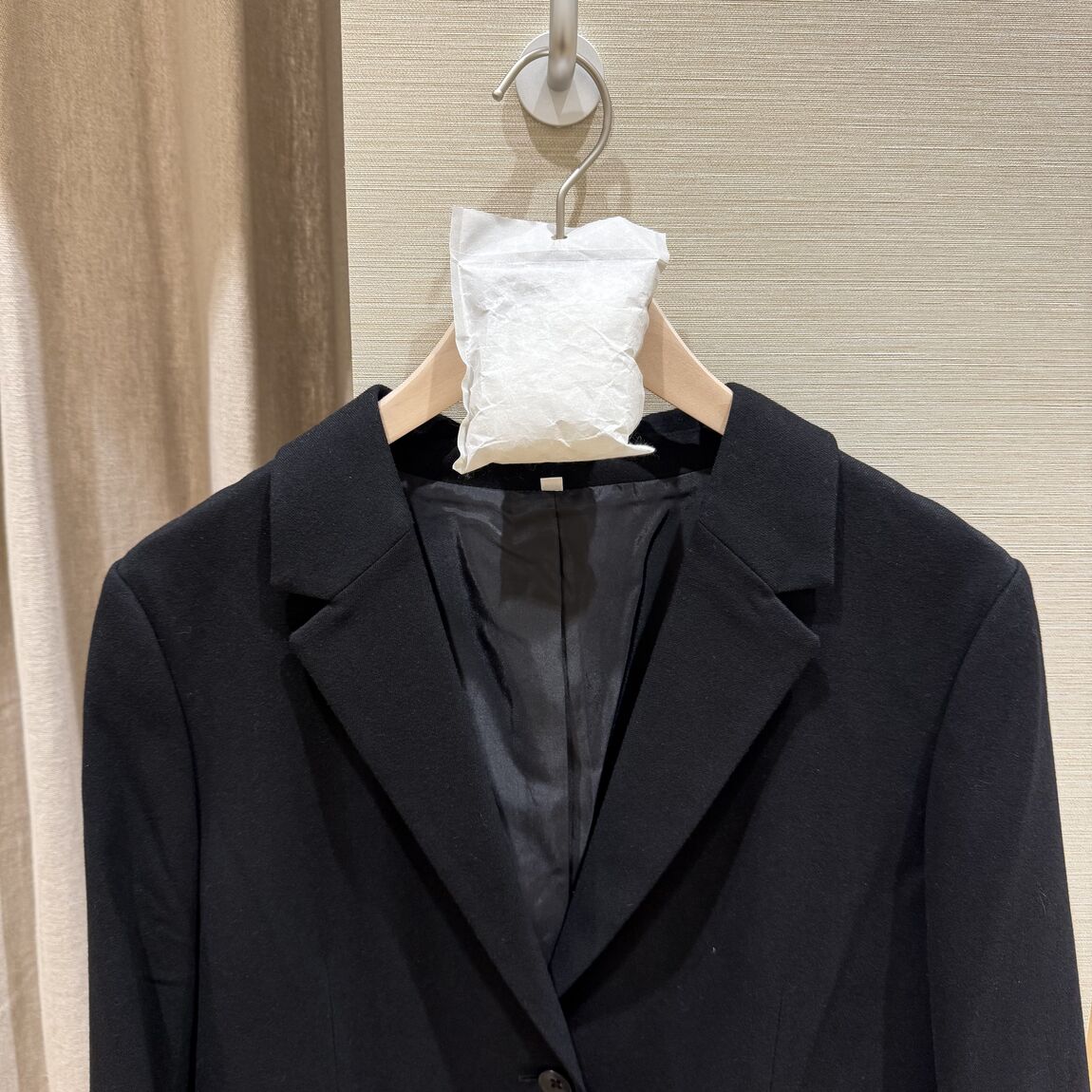 ハンガーに除湿剤をつるして使用している例