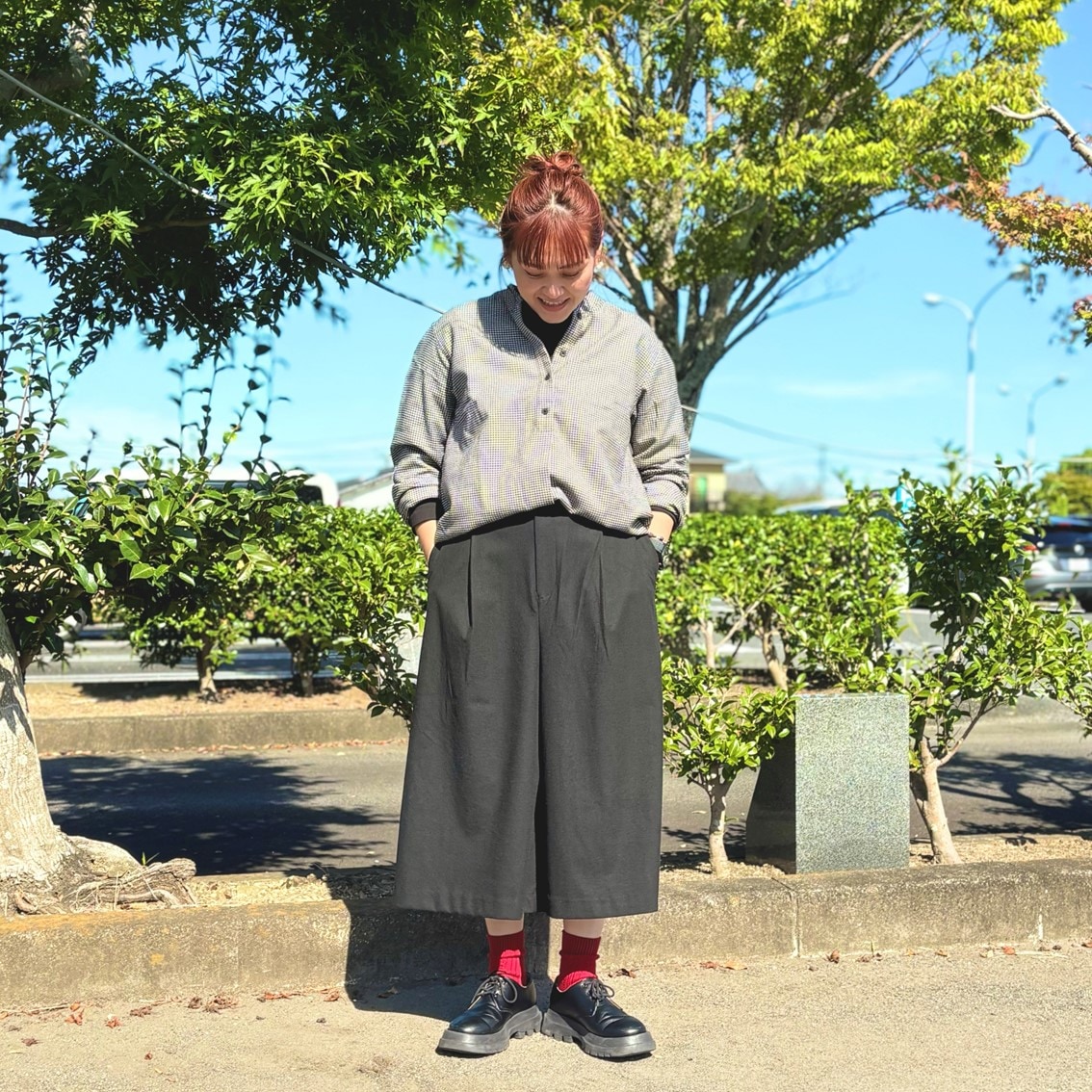 起毛のスタンドカラーブラウスとクロップドパンツでコーディネートしたスタッフの写真です。