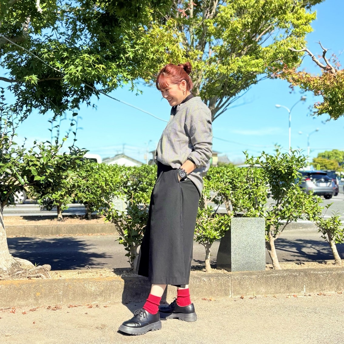 起毛のスタンドカラーブラウスとクロップドパンツでコーディネートしたスタッフの写真です。