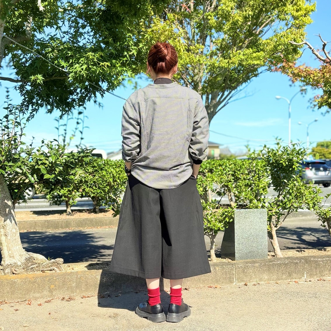 起毛のスタンドカラーブラウスとクロップドパンツでコーディネートしたスタッフの写真です。