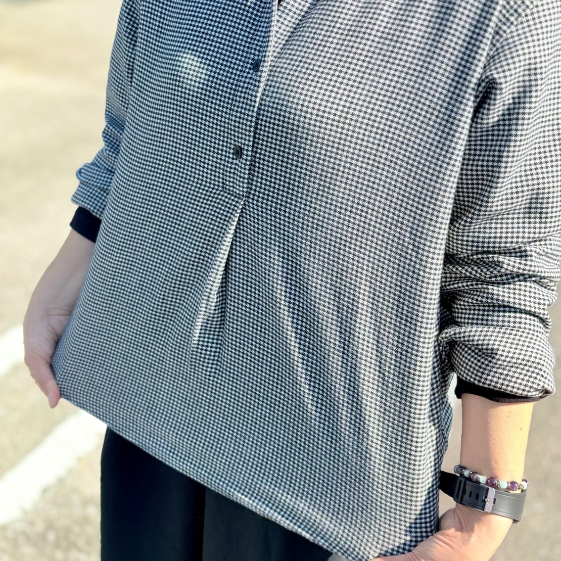 起毛のスタンドカラーブラウスとクロップドパンツでコーディネートしたスタッフの写真です。