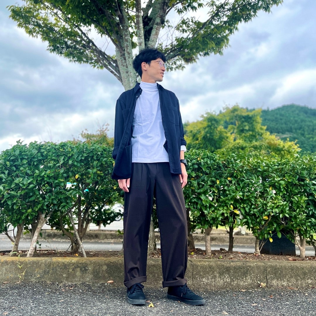 ハイネックシャツを着用したスタッフの写真です。